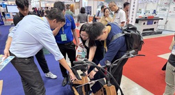 Xe máy điện khung gỗ do sinh viên chế tạo khiến dân tình trầm trồ