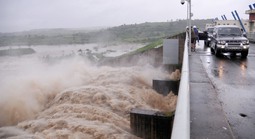 Thủy điện xả lũ kinh hoàng, hạ du ngập nặng