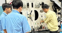 "Ông giáo" trẻ với hướng rẽ từ kiếm tiền qua sư phạm