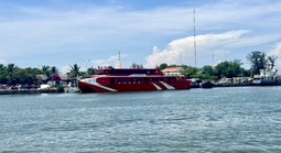 Tàu cao tốc tạm ngừng vận chuyển ra đặc khu Phú Quý