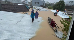 Nhiều người dân kêu cứu, lực lượng chức năng căng mình giữa lũ dữ