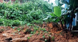 Hàng trăm học sinh, giáo viên phải di dời khẩn cấp vì sạt lở