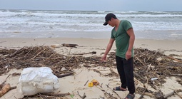 Phát hiện nhiều túi ni-lon nghi chứa ma tuý dạt vào bờ biển Quảng Trị