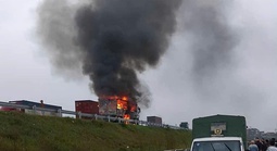 VIDEO: Ô tô bốc cháy ngùn ngụt khi đang chạy trên cao tốc