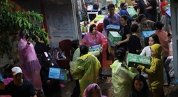 Người dân đội mưa, cùng nhau chuyển hàng cứu trợ kịp chuyến xe từ TP HCM ra miền Trung