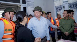 Tổng Bí thư Tô Lâm thăm hỏi, động viên và tặng quà người dân bị ảnh hưởng bởi lũ lụt ở Huế