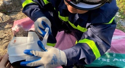 Đi chơi cùng gia đình, 2 cháu bé trượt chân rơi xuống hố sâu, bị mắc kẹt