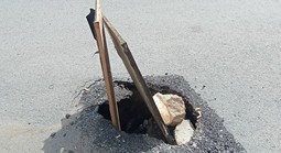 Hố sâu trên đường