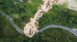 Cận cảnh đáng sợ khi đèo Mimosa bị sạt lở "cắt" đứt đôi