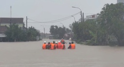 Mưa lũ vượt lịch sử ở miền Trung khiến 50 người chết và mất tích