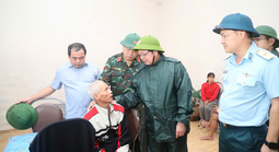 Ấm áp tình người trong lũ dữ