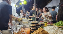 Người dân TP HCM nườm nượp đi thưởng thức món ngon ở Ngày hội sợi gạo