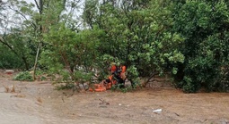 Cận cảnh giải cứu người dân mắc kẹt trên ngọn cây, mái nhà