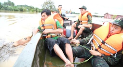 Thắm tình quân dân ở vùng ngập lụt