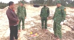 Người dân lại phát hiện túi ni-lon lạ trên bờ biển, tức tốc báo đồn biên phòng