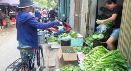 Mưa lũ lịch sử: Giá rau xanh tăng cao, nhiều người đi mua xăng dầu, Bộ Công Thương có chỉ đạo?