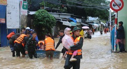 Bộ Chính trị: Bộ Quốc phòng, Bộ Công an tập trung lực lượng đến khu vực bị cô lập để cứu trợ