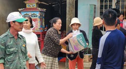 Nhà chưa ráo nước, người dân "rốn lũ" Huế rủ nhau hỗ trợ đồng bào Nam Trung bộ