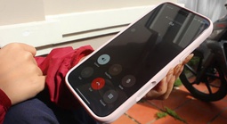 Những người con xa xứ mong chờ cuộc gọi hồi âm từ quê nhà ngập lụt