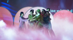 Dàn sao ba phim trăm tỉ đồng "đốt cháy" sân khấu khai mạc Liên hoan phim Việt Nam XXIV