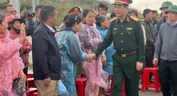 Đại tướng Phan Văn Giang kiểm tra tình hình, thăm hỏi người dân vùng lũ ở Gia Lai