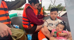 CLIP: Cận cảnh dỡ từng mái tôn, viên ngói cứu người dân trong lũ dữ