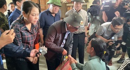 Thường trực Ban Bí thư và Bí thư Thành ủy TP HCM Trần Lưu Quang đến vùng lũ Khánh Hòa