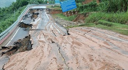 Khánh Hòa: Đèo Khánh Lê nứt toác, Quốc lộ 1 tê liệt