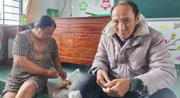 Khoảnh khắc sinh tử của 2 vợ chồng già giữa dòng lũ dữ