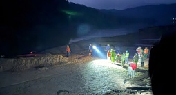 Thành viên cứu hộ bật khóc khi tìm thấy thi thể tài xế xe đầu kéo bị lũ cuốn trôi ở Quảng Trị