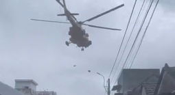 CLIP: Trực thăng thả nhu yếu phẩm, tiếp tế cho người dân bị cô lập