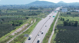 Tài xế chợp mắt trên đường cao tốc, trộm cạy cửa cabin rồi chui qua hàng rào tẩu thoát