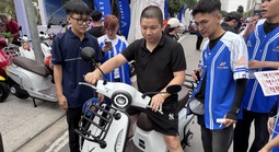 Doanh số xe máy điện tăng chóng mặt