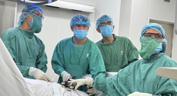 Đau lưng kéo dài, người đàn ông phát hiện 2 loại ung thư