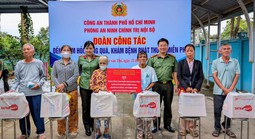 Công an TPHCM phối hợp khám chữa bệnh, tặng quà cho người có công