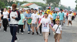 TPHCM: Hơn 3.000 người dân phường Đông Hưng Thuận đi bộ gây quỹ