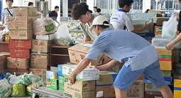 Các điểm tập kết hàng cứu trợ quá tải: Cần người ngay sáng nay!