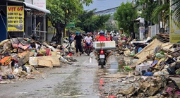 Người dân Nha Trang tất bật dọn "núi" rác thải sau lũ lịch sử