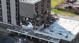 Nổ "kinh hoàng" ở chung cư người cao tuổi của Mỹ, người khuyết tật khổ sở thoát thân