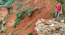 Đường độc đạo bị sạt lở nghiêm trọng, hơn 300 người dân bị chia cắt