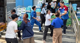 Hơn 180 tấn hàng đổ về metro số 1 hướng về đồng bào lũ lụt