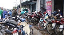 Cảnh người dân Đắk Lắk ùn ùn đi sửa xe sau lũ dữ