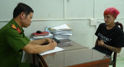 Người đàn ông tóc màu hồng khống chế phụ nữ để cướp tài sản