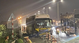 Xe khách tông xe máy trên cầu Thanh Trì, 2 người tử vong