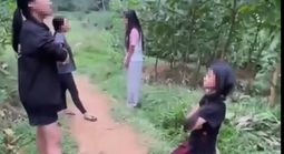 Xôn xao clip nhóm nữ sinh hành hung 2 em nhỏ, bắt quỳ gối