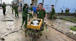 Cán bộ, chiến sĩ Bộ Công an chi viện khắc phục hậu quả mưa lũ tại Gia Lai