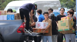 Hình ảnh đông đảo người dân TPHCM tranh thủ quyên góp vật phẩm trước giờ ngừng tiếp nhận