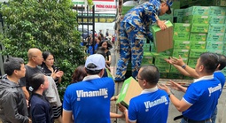 Vinamilk hỗ trợ hàng trăm ngàn sản phẩm đến vùng lũ