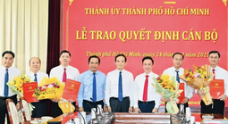 Trao quyết định phê chuẩn kết quả bầu Phó Chủ tịch HĐND, Phó Chủ tịch UBND TPHCM