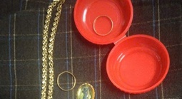 Phát hiện nhiều trang sức bằng vàng trong áo quần cũ gửi tặng đồng bào vùng lũ